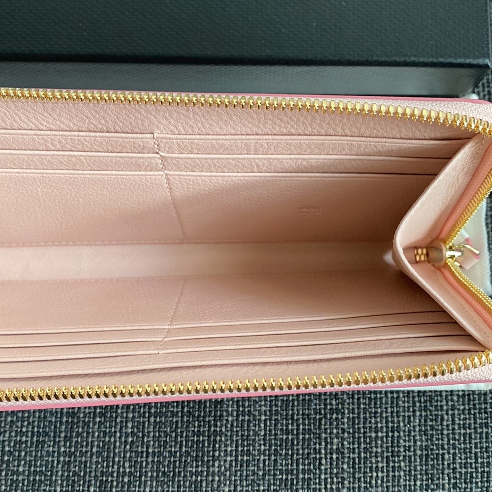 MCM NWT Powder Pink Aren Visetos Zip Around Leather Wallet 8” x 4” - Picture 9 of 12